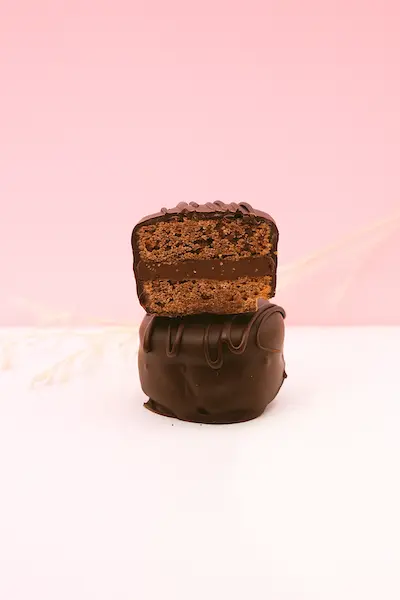 Vegan mini chocolate alfajor